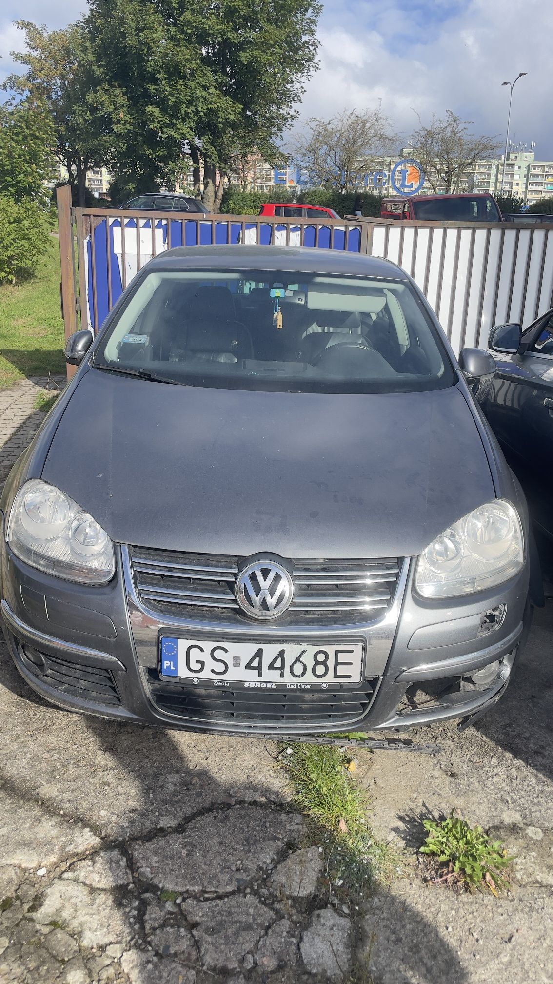 Przód samochodu Volkswagen Jetta.