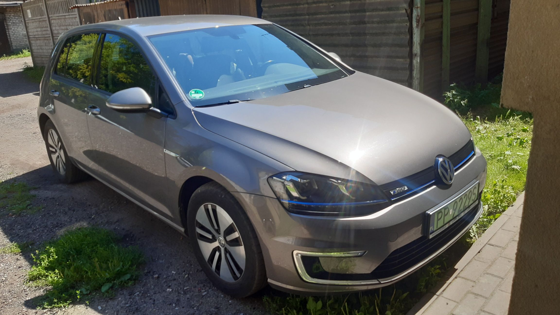 Szary, pięciodrzwiowy Volkswagen e-Golf sfotografowany z przodu pod kątem