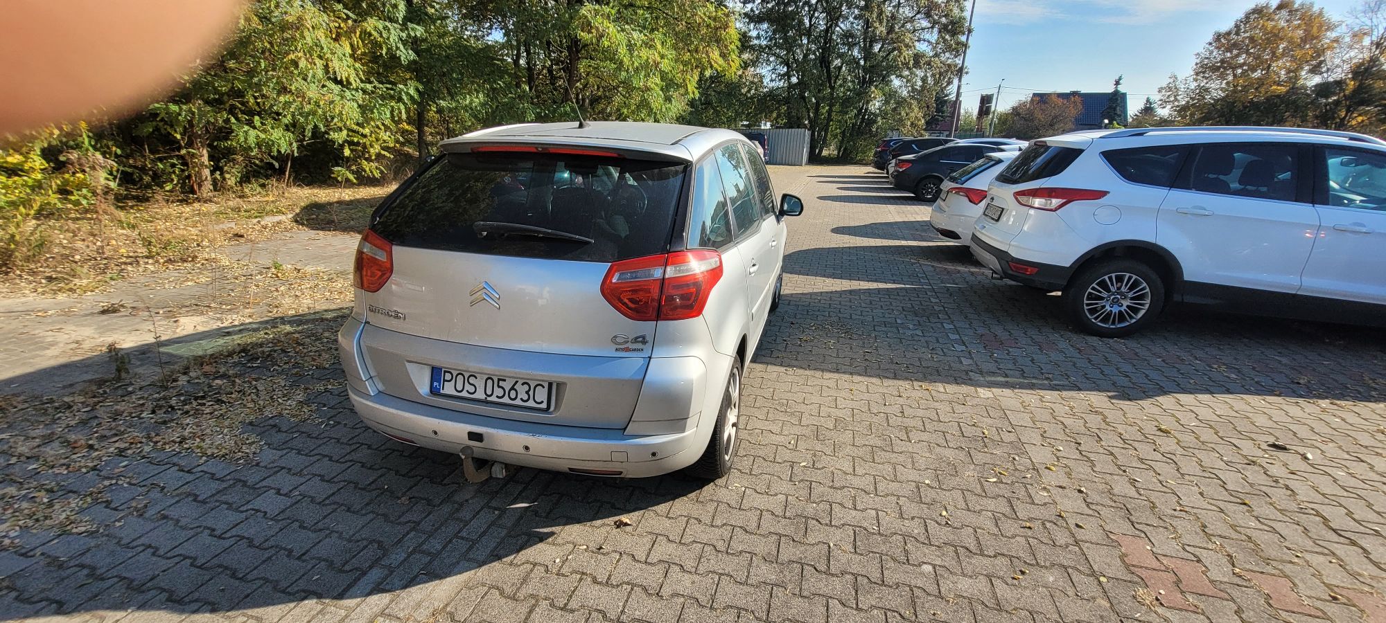 Pojazd koloru srebrnego widok tyłu samochodu, widać hak.