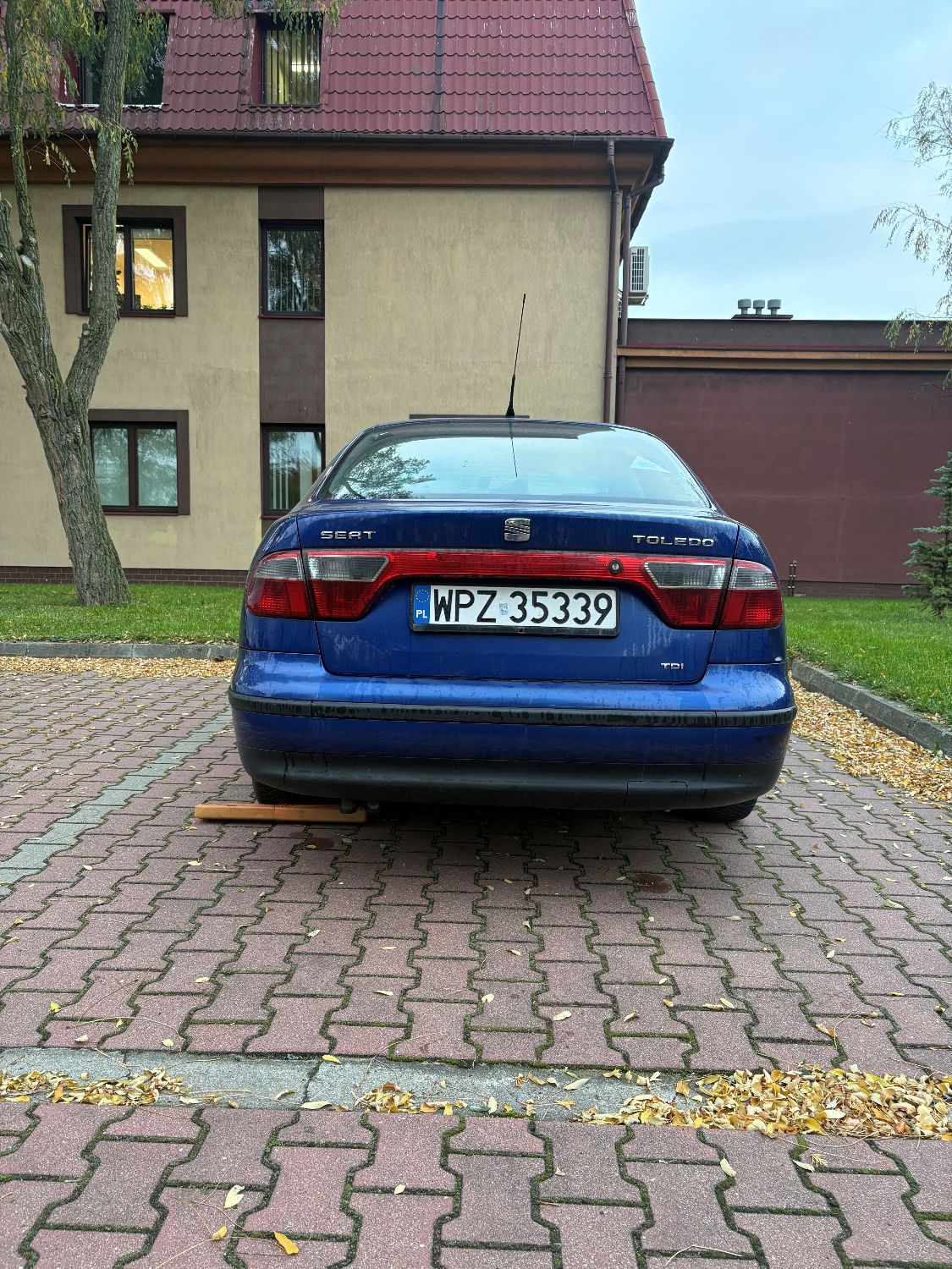 Niebieski Seat Toledo, widok z tyłu auta.