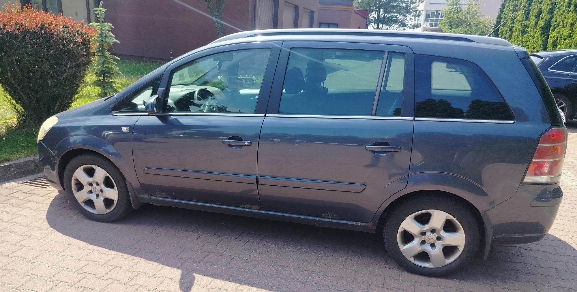 Zdjęcie prawej strony samochodu Opel Zafira koloru granatowego