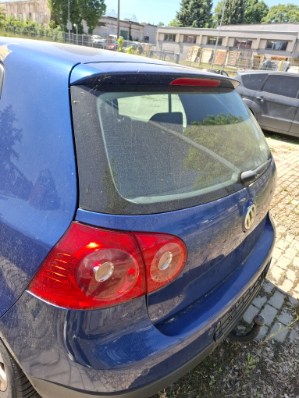 klapa bagażnikowa niebieskiego pojazdu z logo marki Volkswagen, bez widocznych uszkodzeń