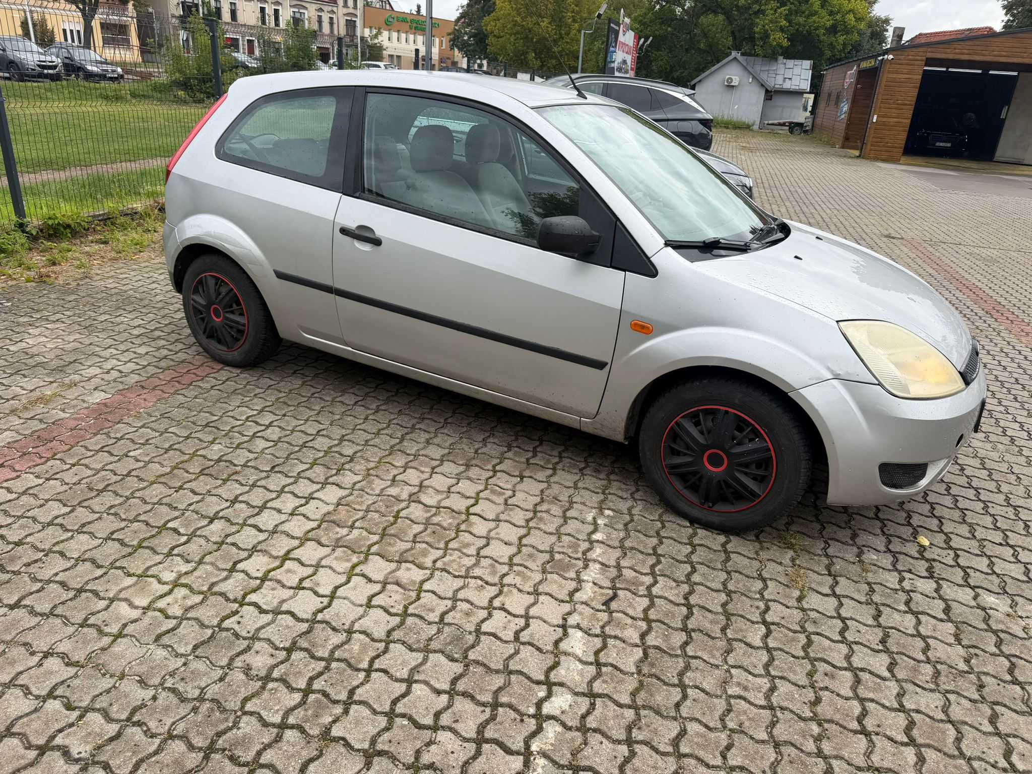 Przód pojazdu wraz z prawym bokiem w srebrnym kolorze