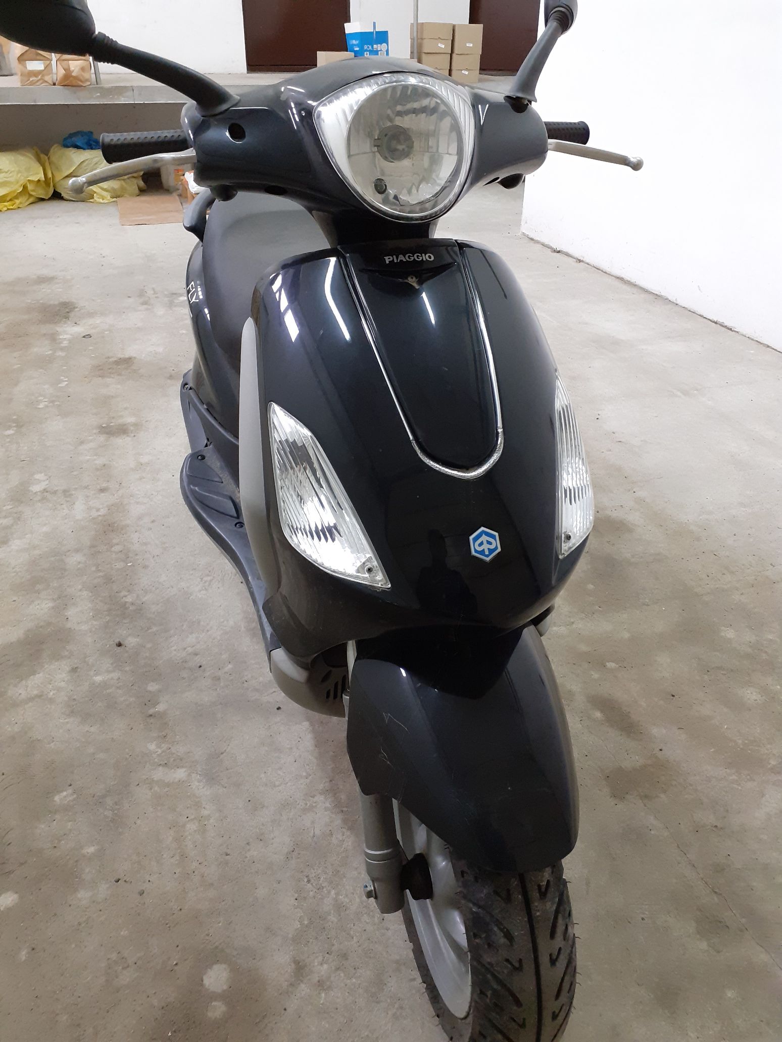 motorower koloru czarnego widok z przodu