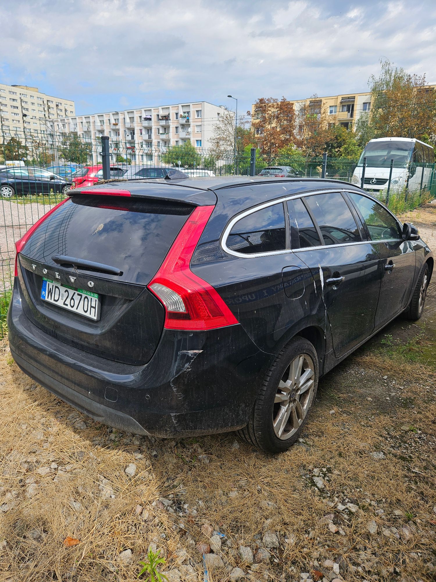 Samochód marki Volvo koloru czarnego. Widok tylnego prawego boku.