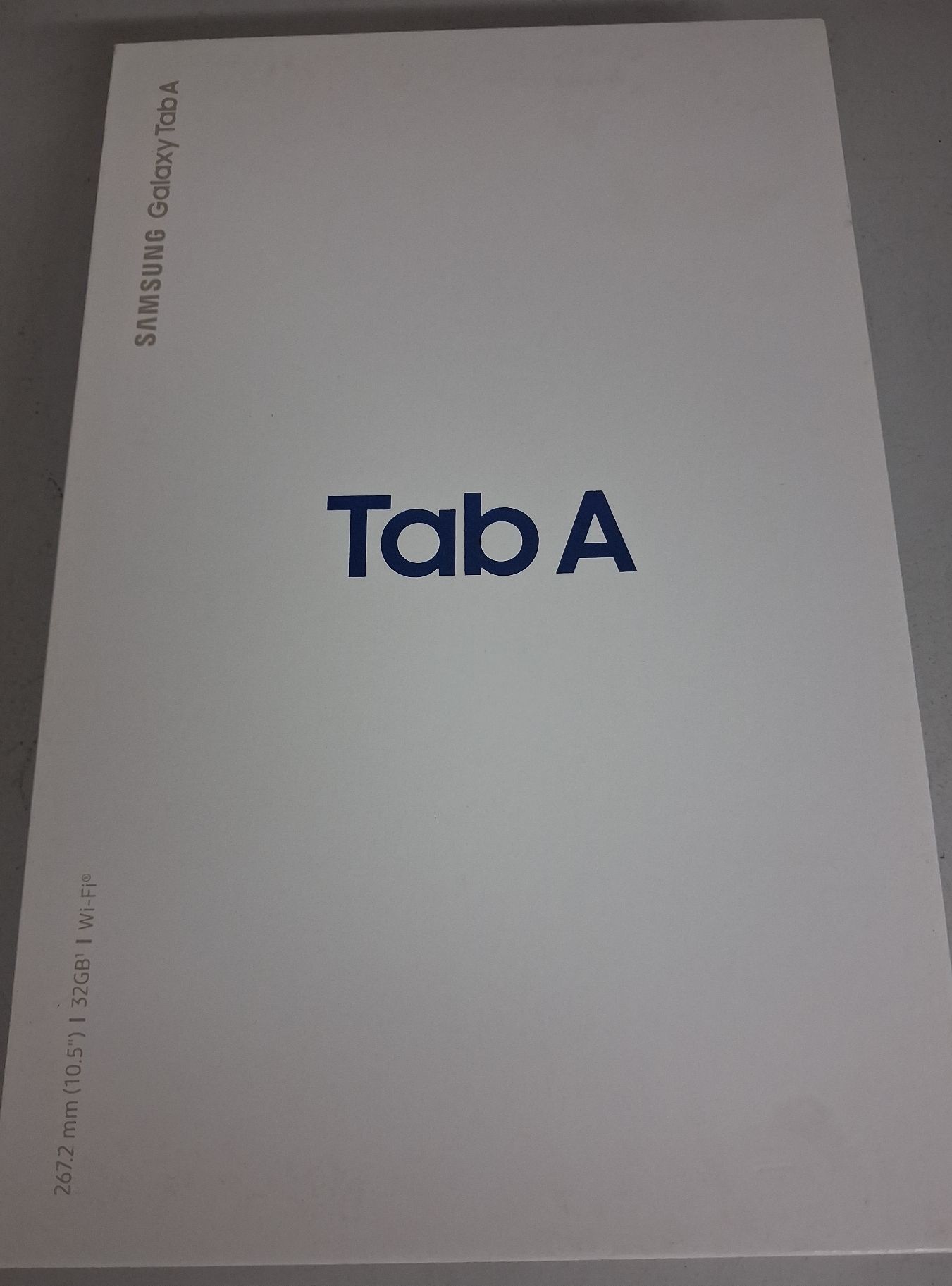 Opakowanie kartonowe koloru białego z napisem Tab A oraz Samsung Galaxy Tab A.