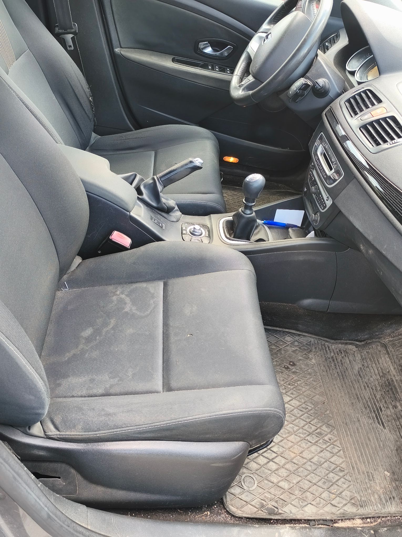 Wnętrze samochodu Renault z tapicerką foteli
