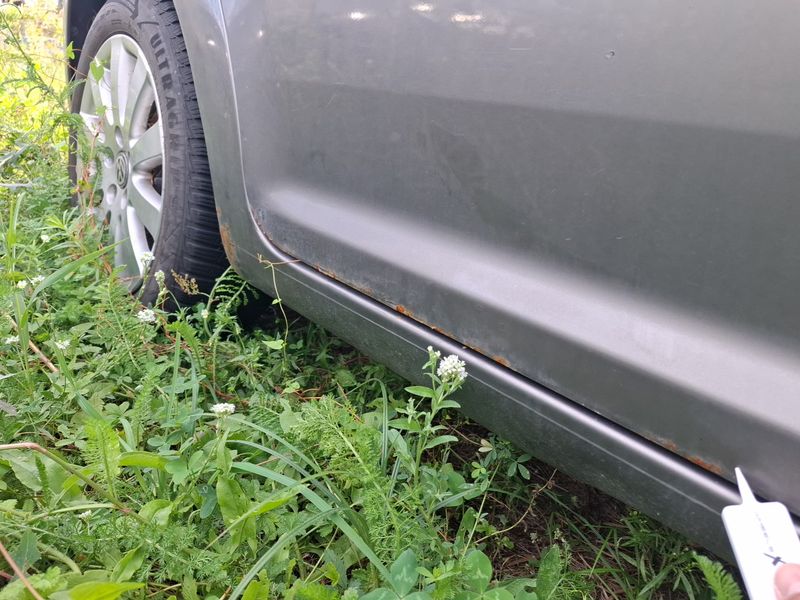 Ślady korozji na dole prawych drzwi pasażera.