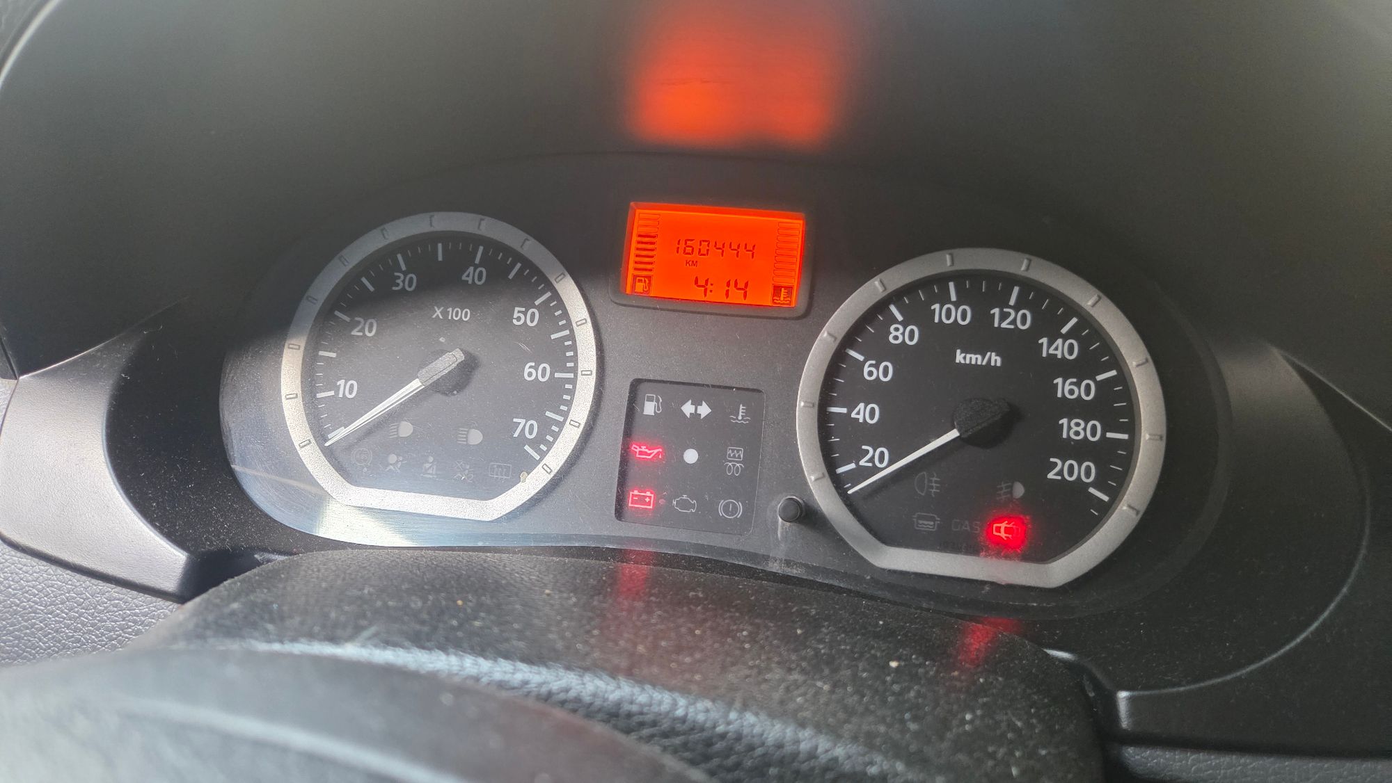 Tablica rozdzielcza samochodu Dacia Logan w kolorze srebrnym z widocznym przebiegiem.