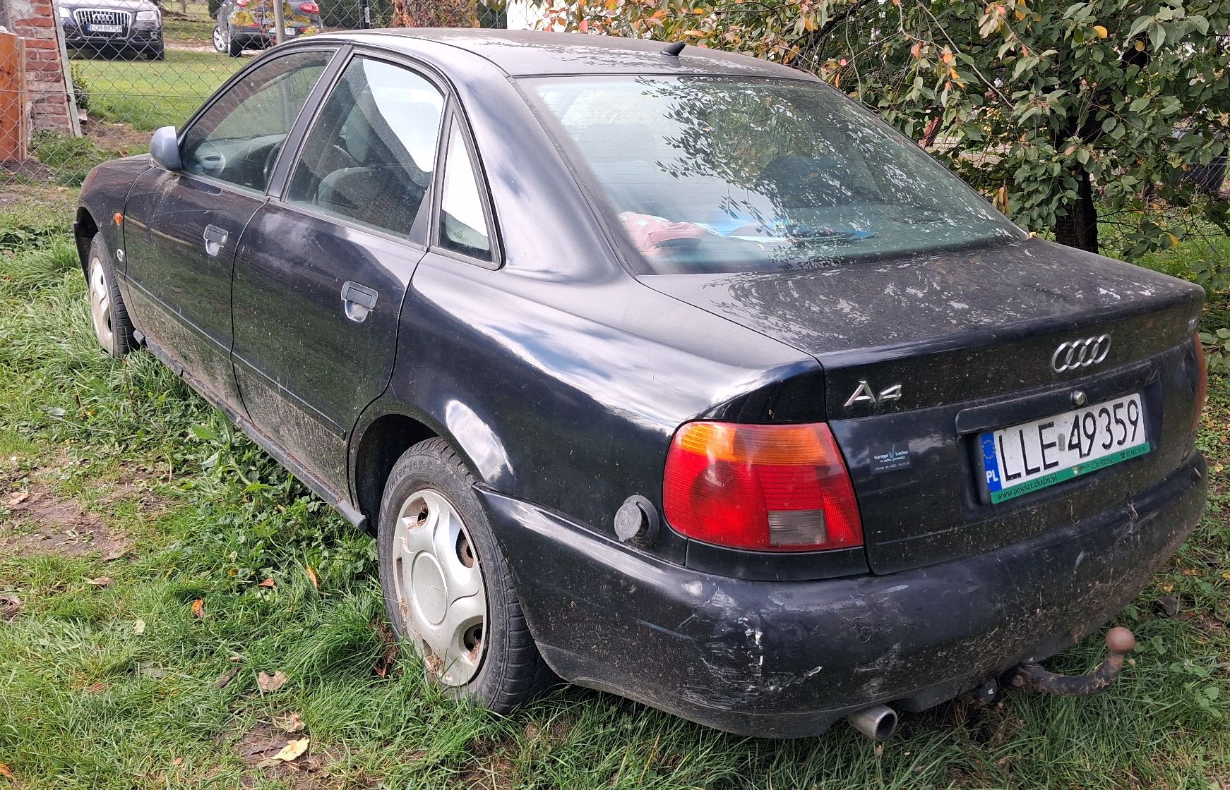 Samochód osobowy koloru granatowego marki Audi, widok tył