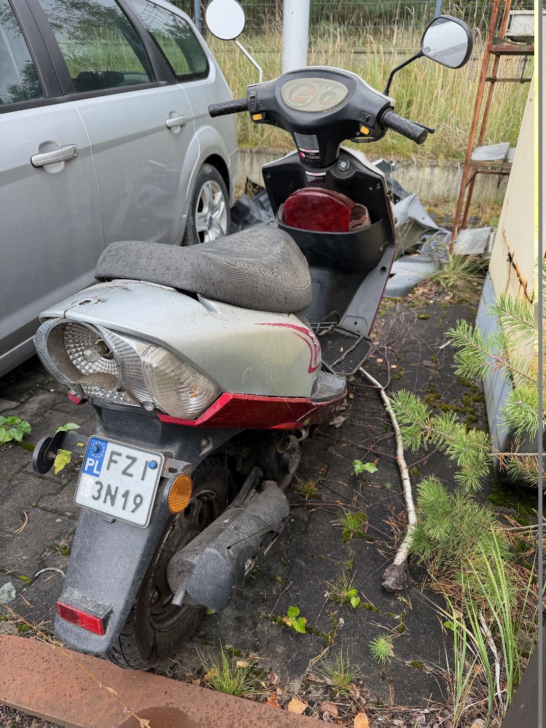 Czerwono-srebrny motorower Router, widok z tyłu