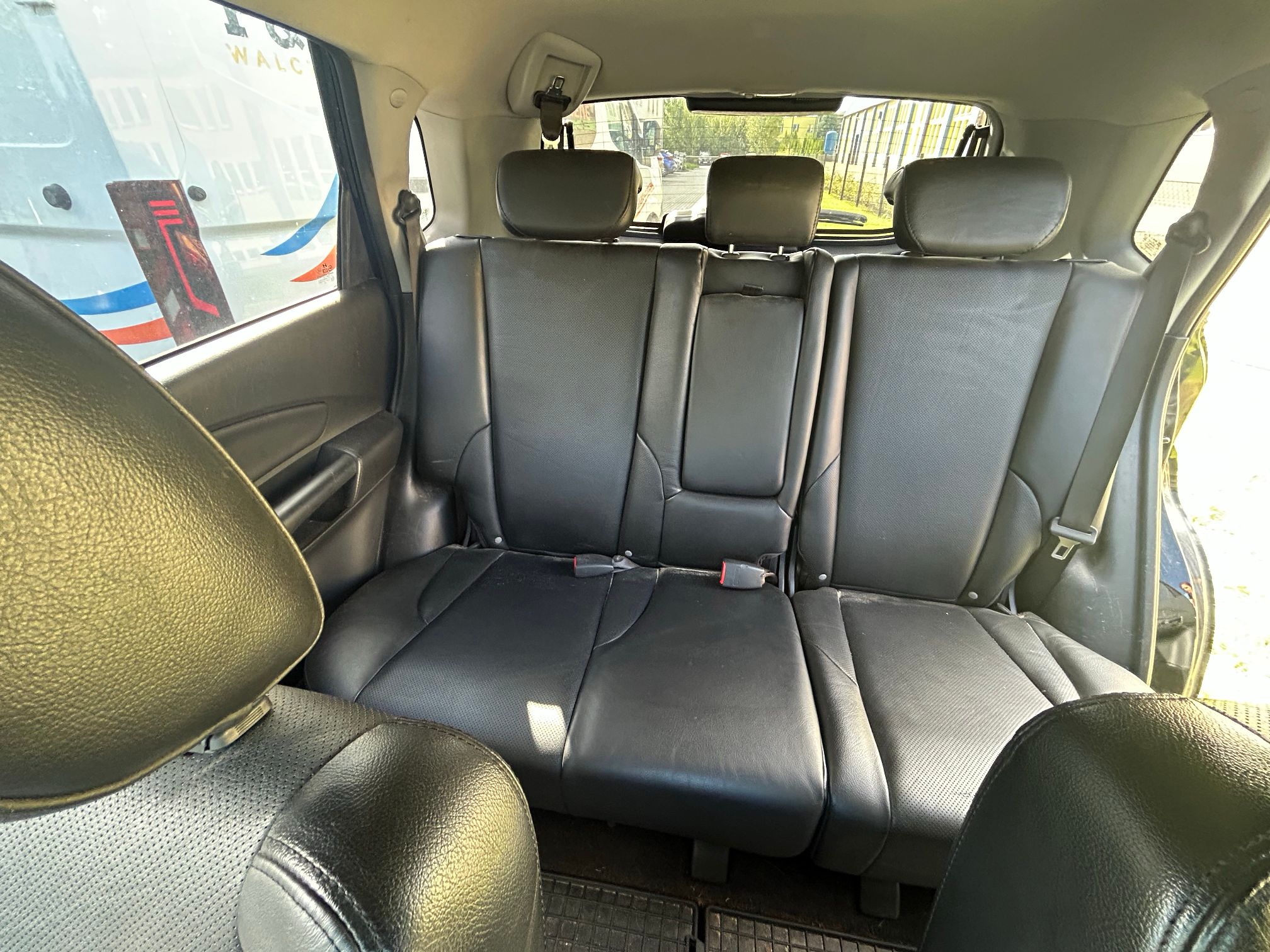 Tylna kanapa samochodu.