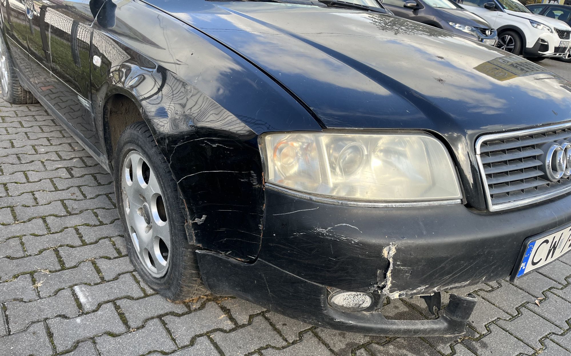 Klosz przedniego reflektora matowy.