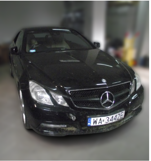 samochód Mercedes-Benz, koloru czarnego, widok przodu