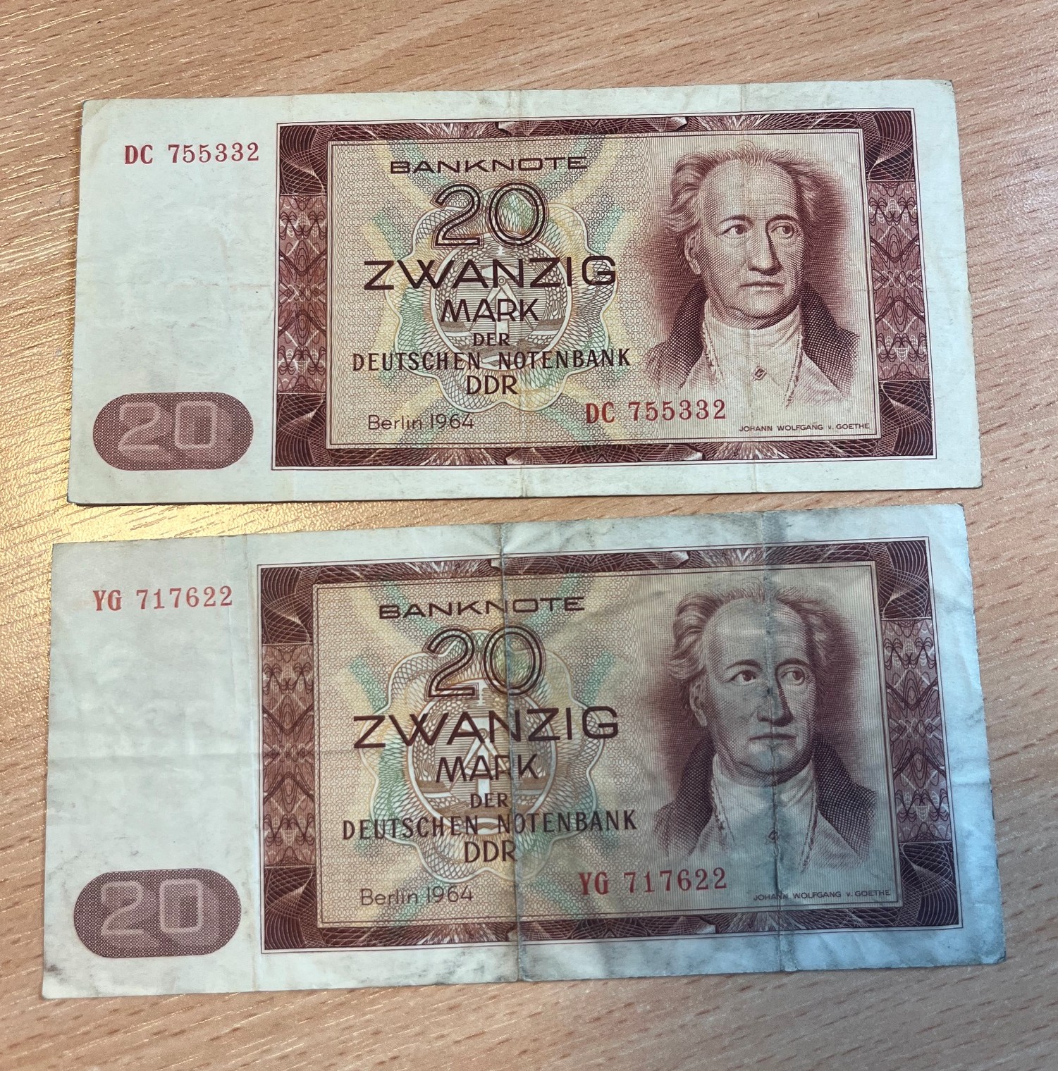 Dwa banknoty o nominale 20 marek NRD z wcześniejszej emisji z 1964 roku (Berlin 1964), ułożone jeden pod drugim.