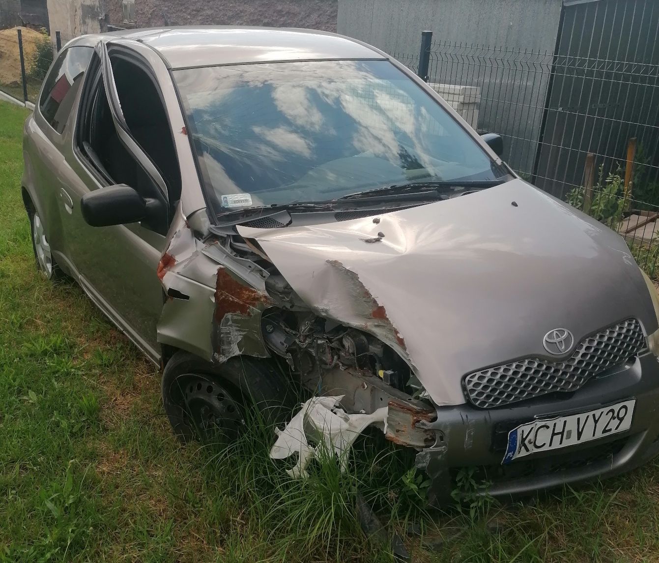 Samochód osobowy Toyota Yaris koloru srebrnego przód prawa strona.