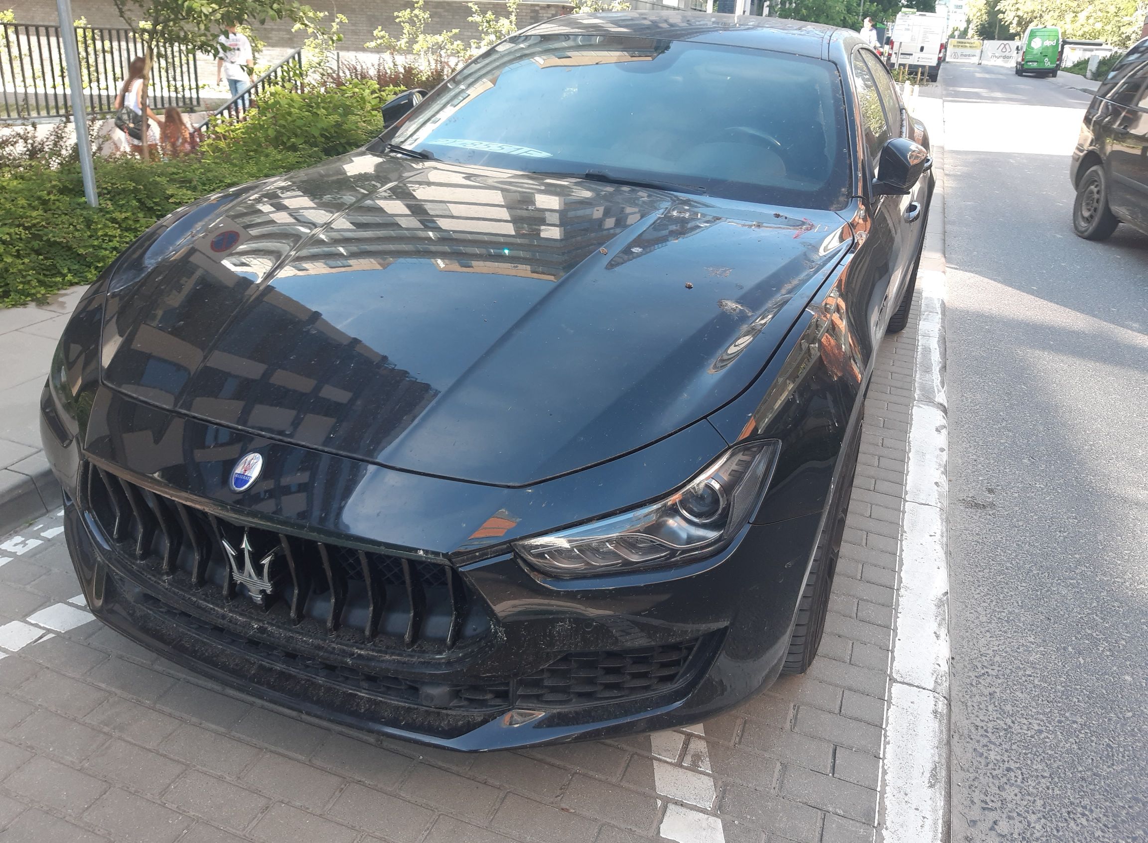 Widok przodu czarnego pojazdu marki Maserati