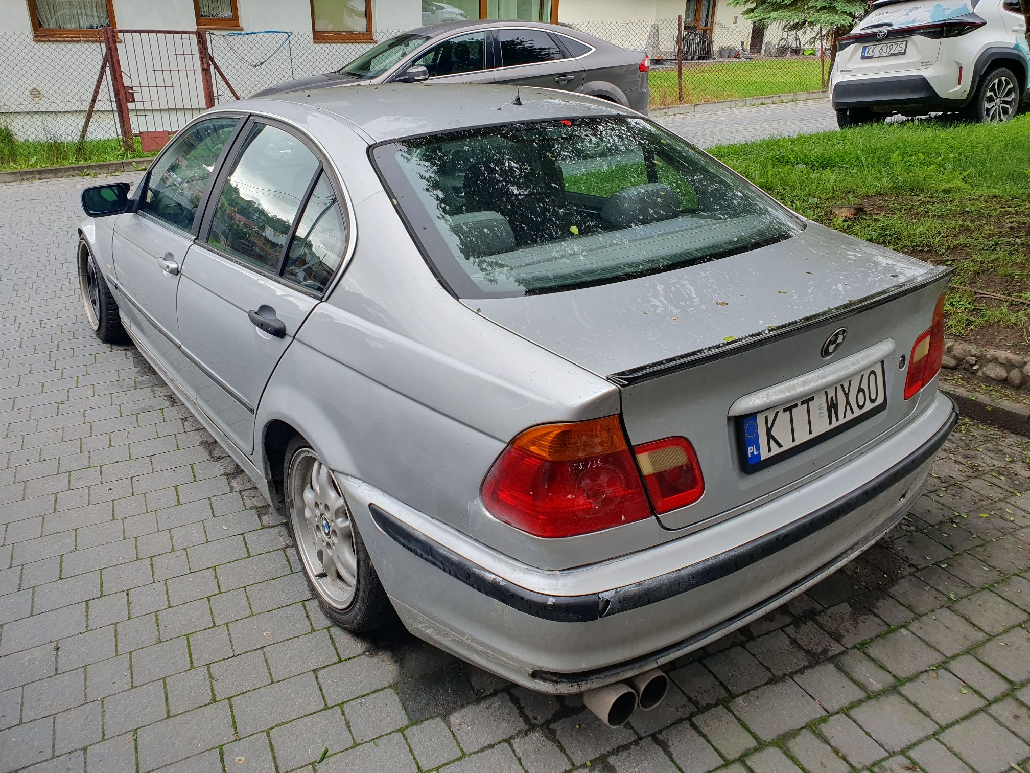 BMW 323i koloru srebrnego lewy tył