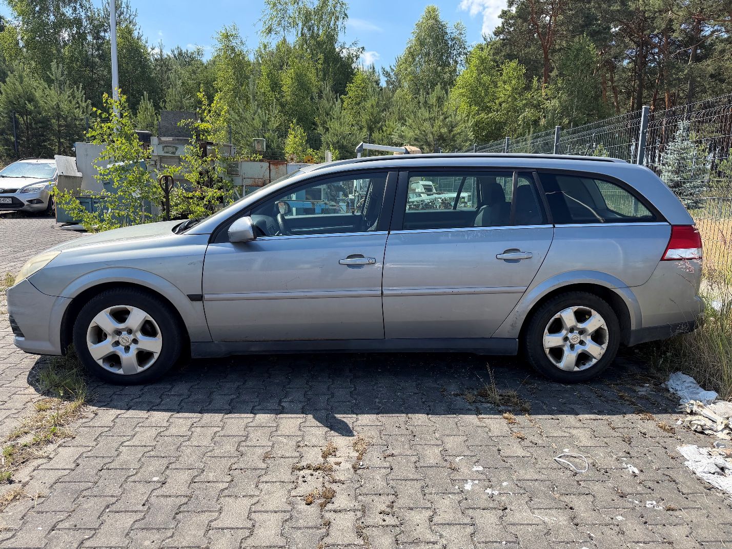 Szary Opel Vectra. Ujęcie lewego boku.