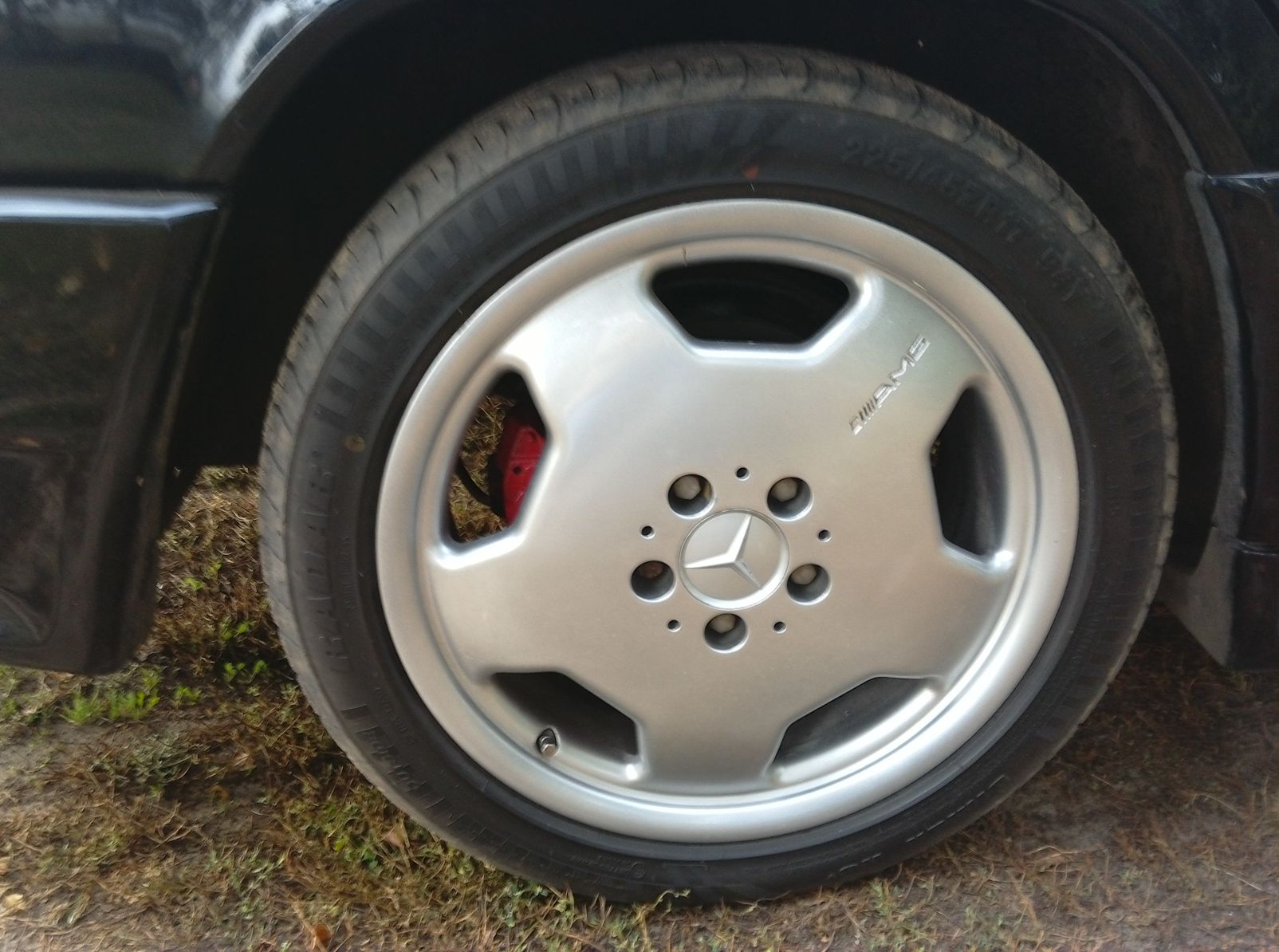 Aluminiowa felga wraz z oponą samochodu osobowego.
