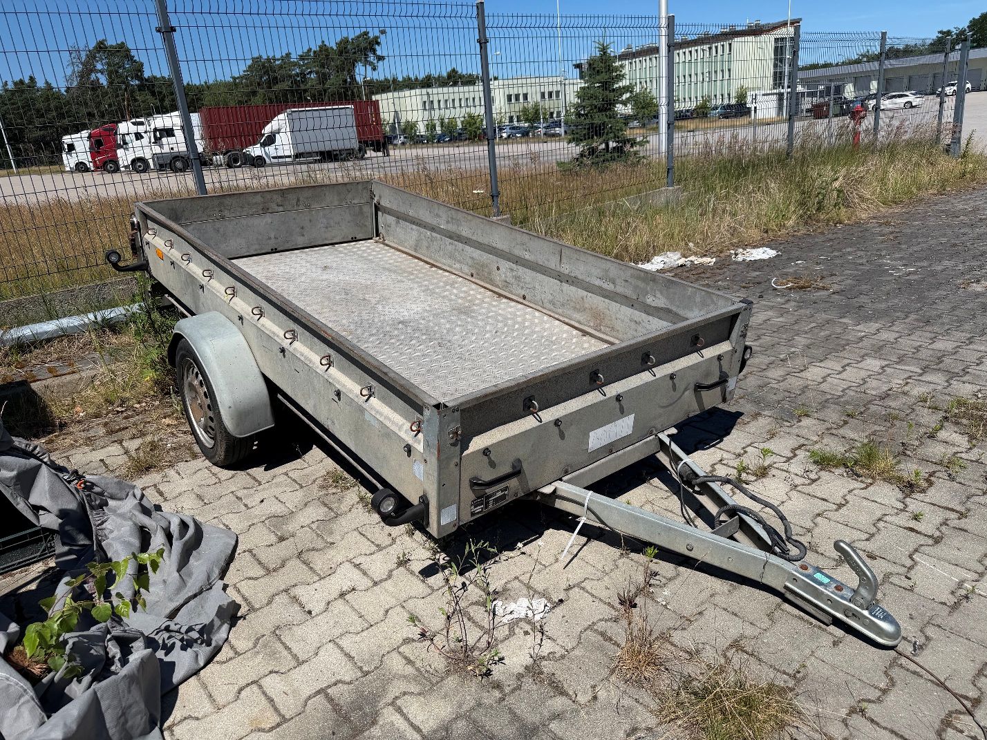 Przyczepa lekka Stema. Widok prawego przodu. Wygięta burta prawa