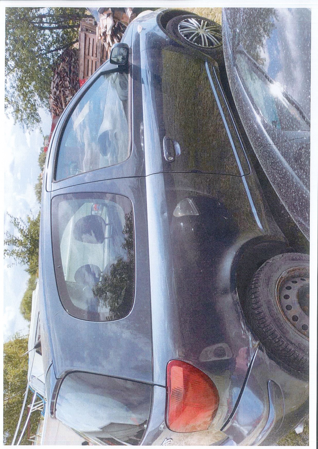 Prawa strona samochodu osobowego TOYOTA YARIS z widocznymi znacznymi uszkodzeniami lakieru, zderzak z tyłu odpięty.