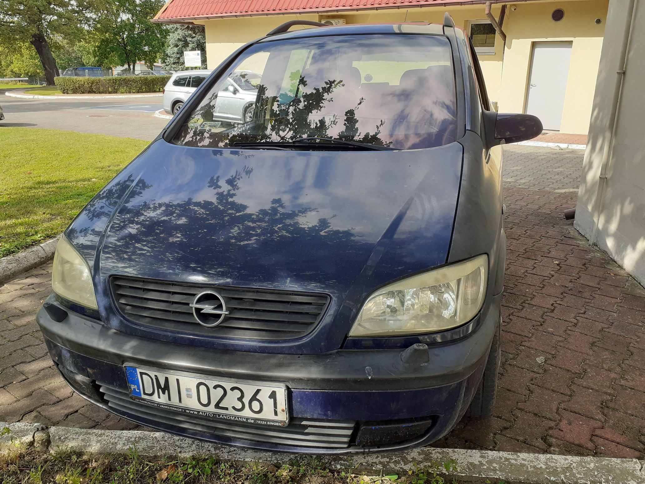 Przód granatowego samochodu marki Opel Zafira.