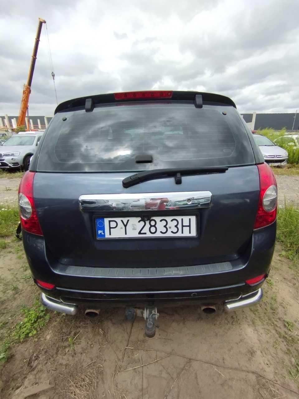 Tył pojazdu, przyciemniana szyba ze spojlerem dachowym. Pod zderzakiem, zamontowany hak holowniczy z gniazdem elektrycznym