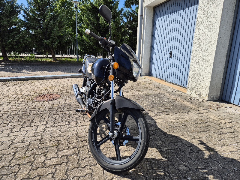 Motorower patrząc od przodu