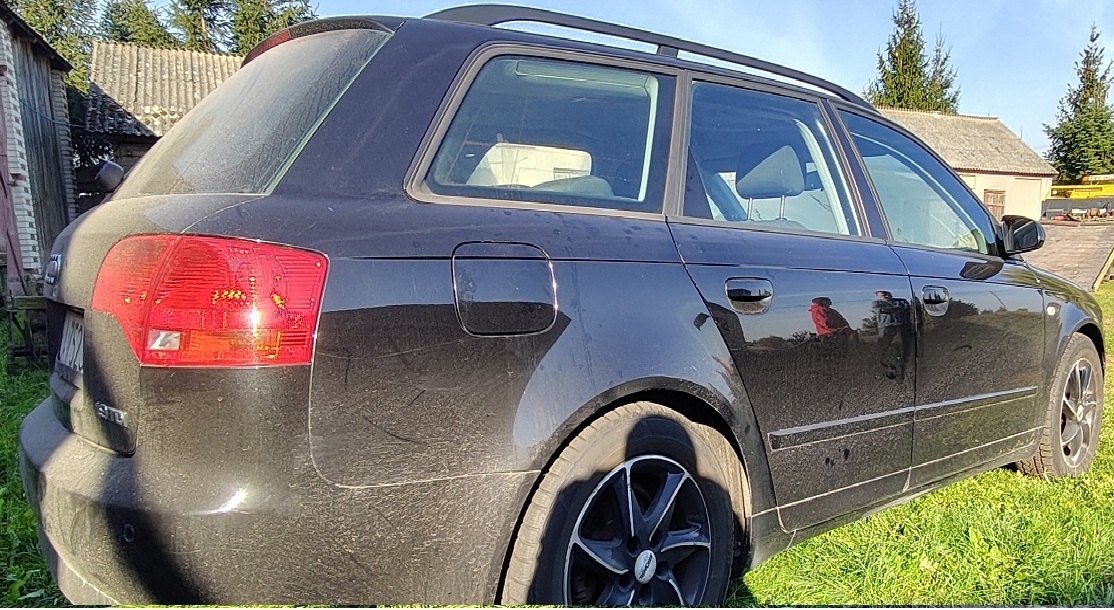 Samochód Audi A4 w kolorze czarnym widoczny od tyłu z prawej strony.
