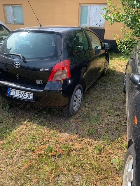 Czarna Toyota Yaris II widoczna na zdjęciu posiada tablice rejestracyjne z wyróżnikiem PTU