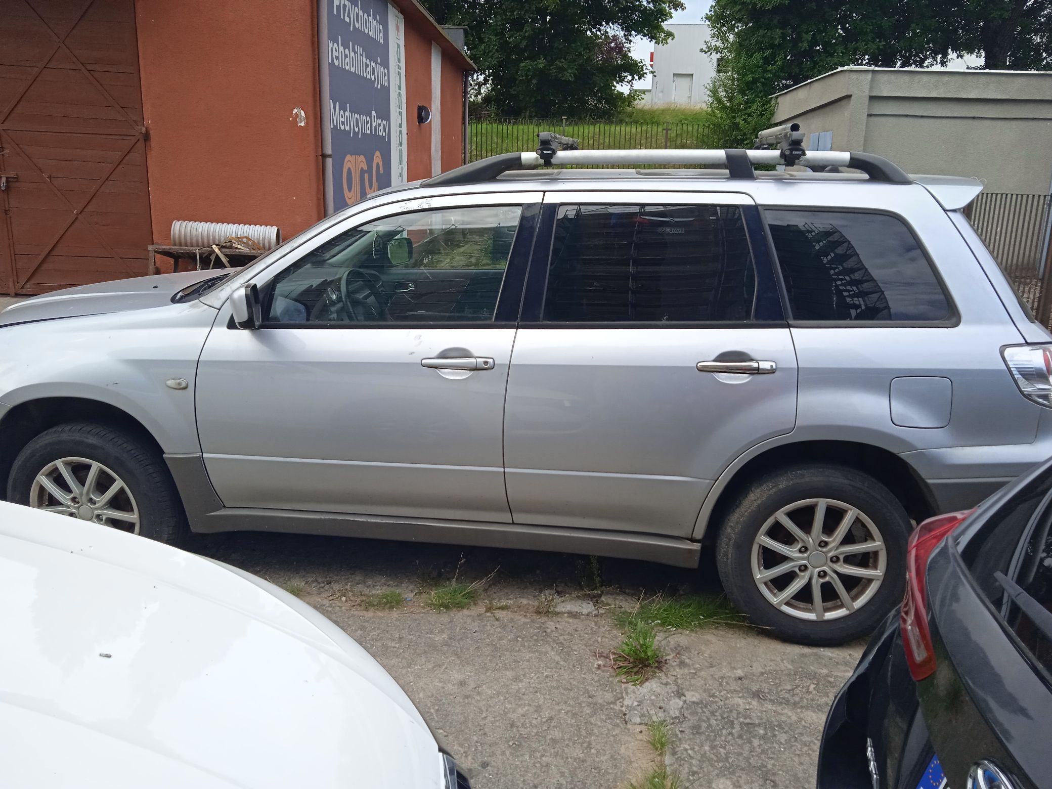 Lewy bok MITSUBISHI