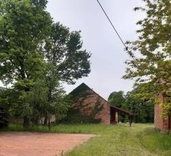 Nieruchomość gruntowa częściowo zabudowana, zalesiona, pastwiska, grunty orne, łąki, nieużytki.