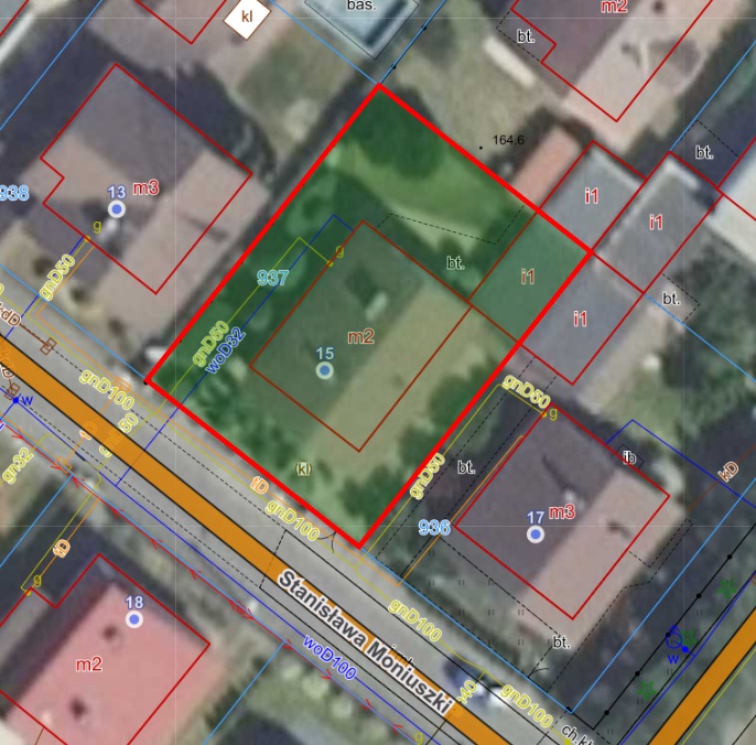 Widokiem na działkę nr 937. Działka w kształcie prostokąt, położona bezpośrednio przy ulicy Moniuszki.