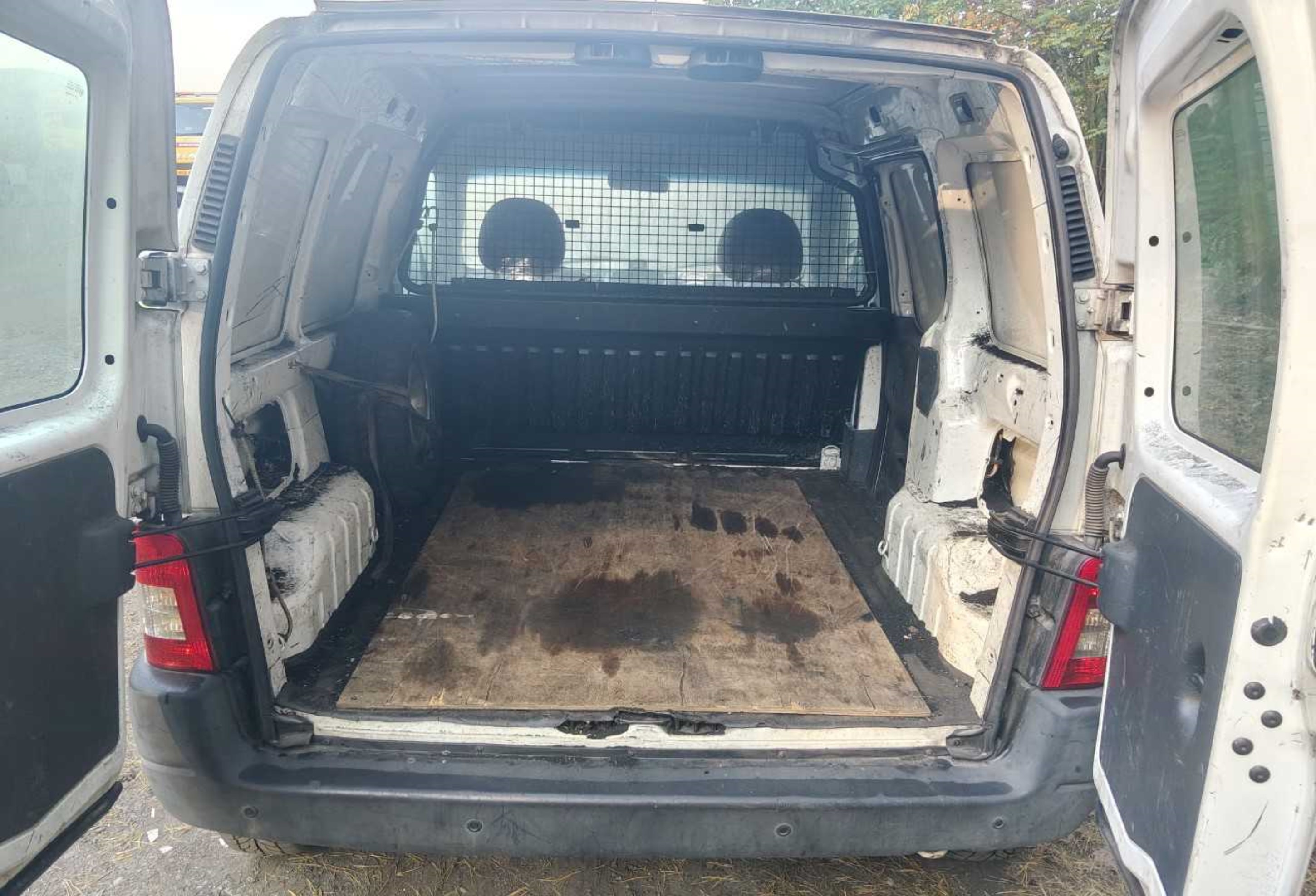 Auto dostawcze koloru białego z maską w kolorze rdzawym