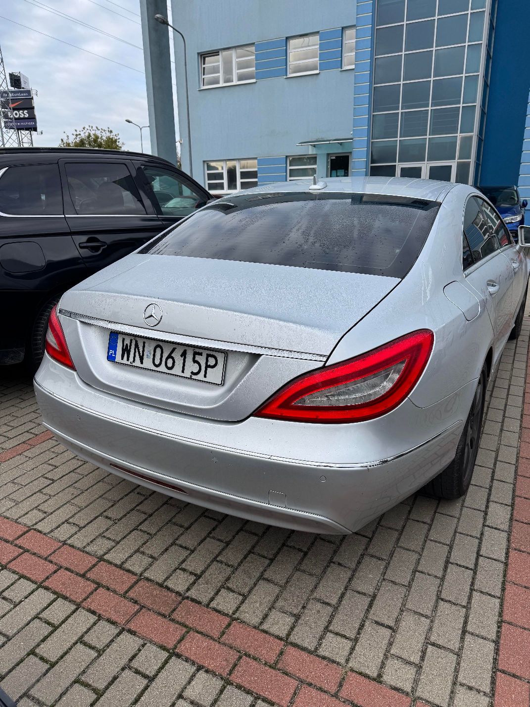 Tył srebrnego Mercedesa-Benz CLS z widoczną tablicą rejestracyjną