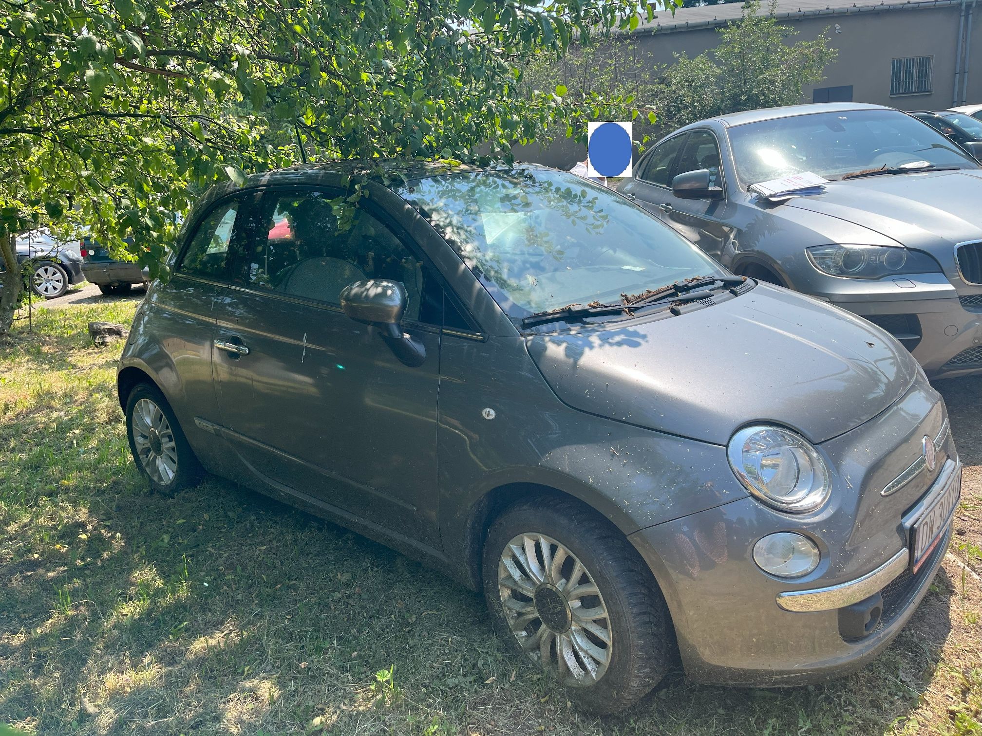 Prawy bok pojazdu z widocznymi reflektorami i lusterkiem bocznym bez uszkodzeń