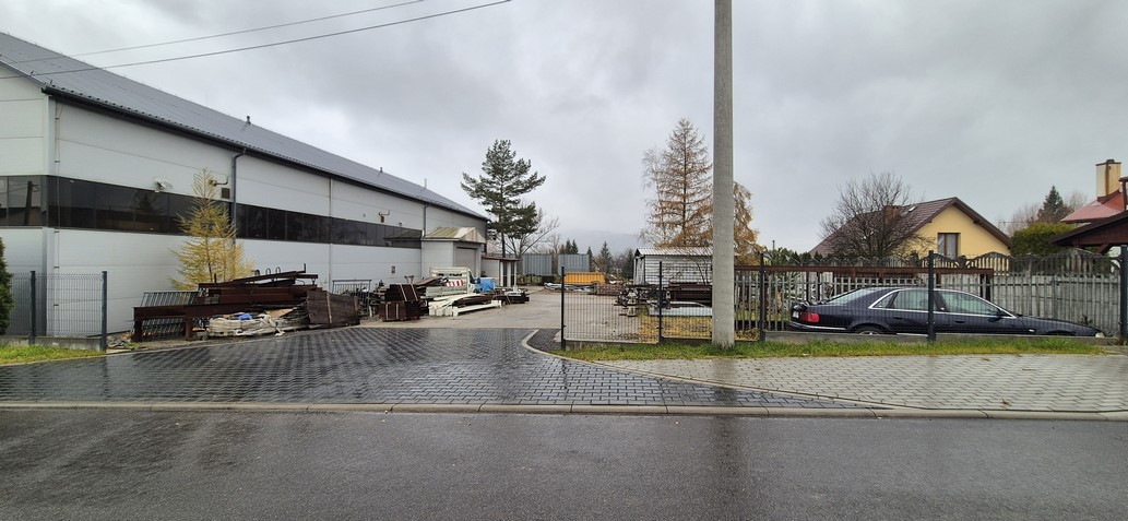 Widok na plac od ulicy