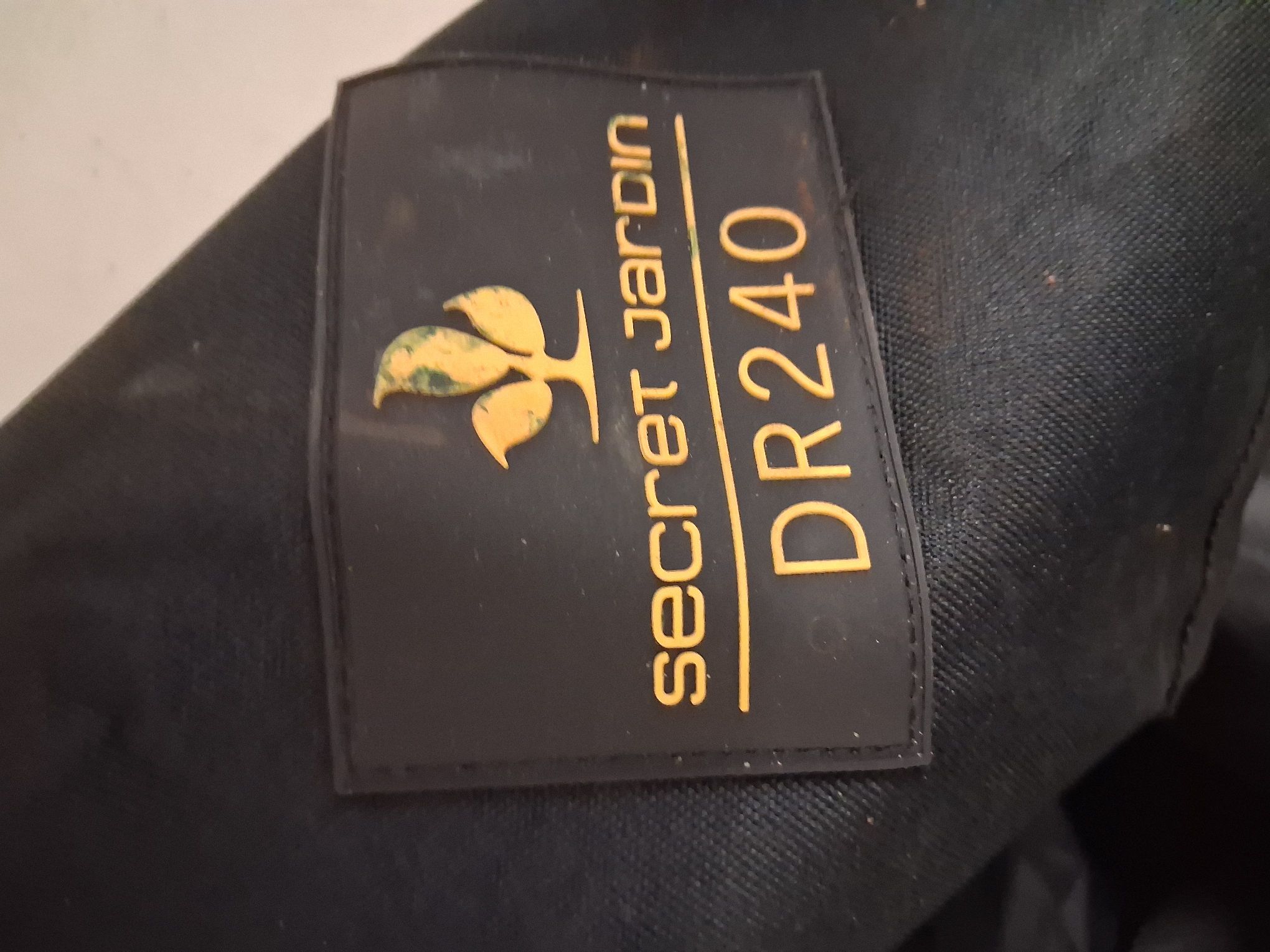 Zdjęcie przedstawiające napis firmy namiotu Sekret Jardin DR 240