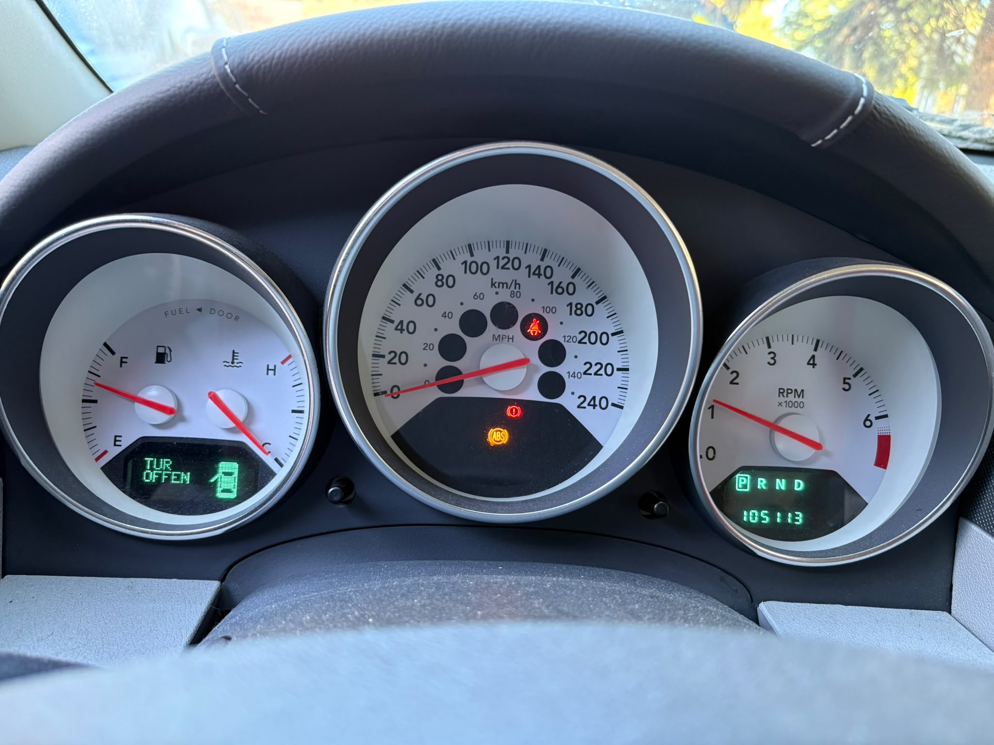 Zegary na masce rozdzielczej. Stan licznika 105 113 km.