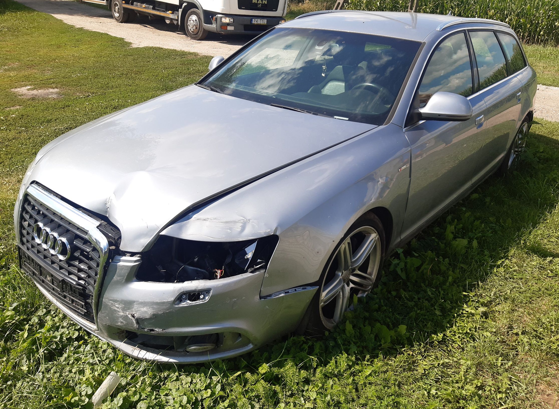 Zdjęcie przedstawia samochód AUDI A6 widok pojazdu z lewej strony z przodu