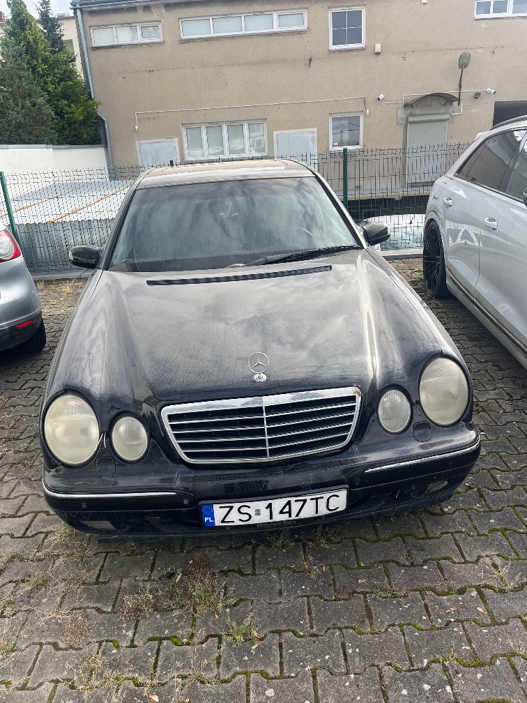 Przód czarnego Mercedesa W210.