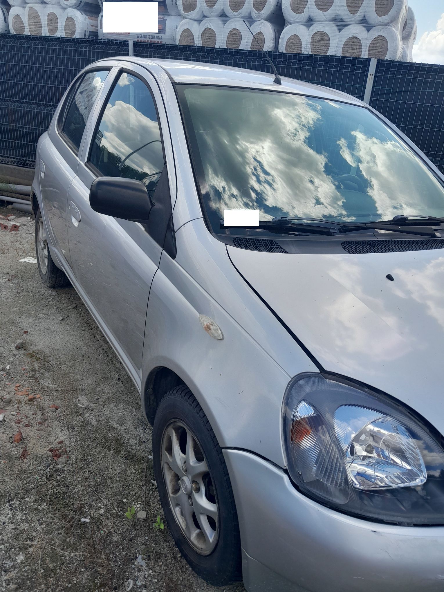 Srebrna toyota Yaris, ujęcie z prawej strony pojazdu