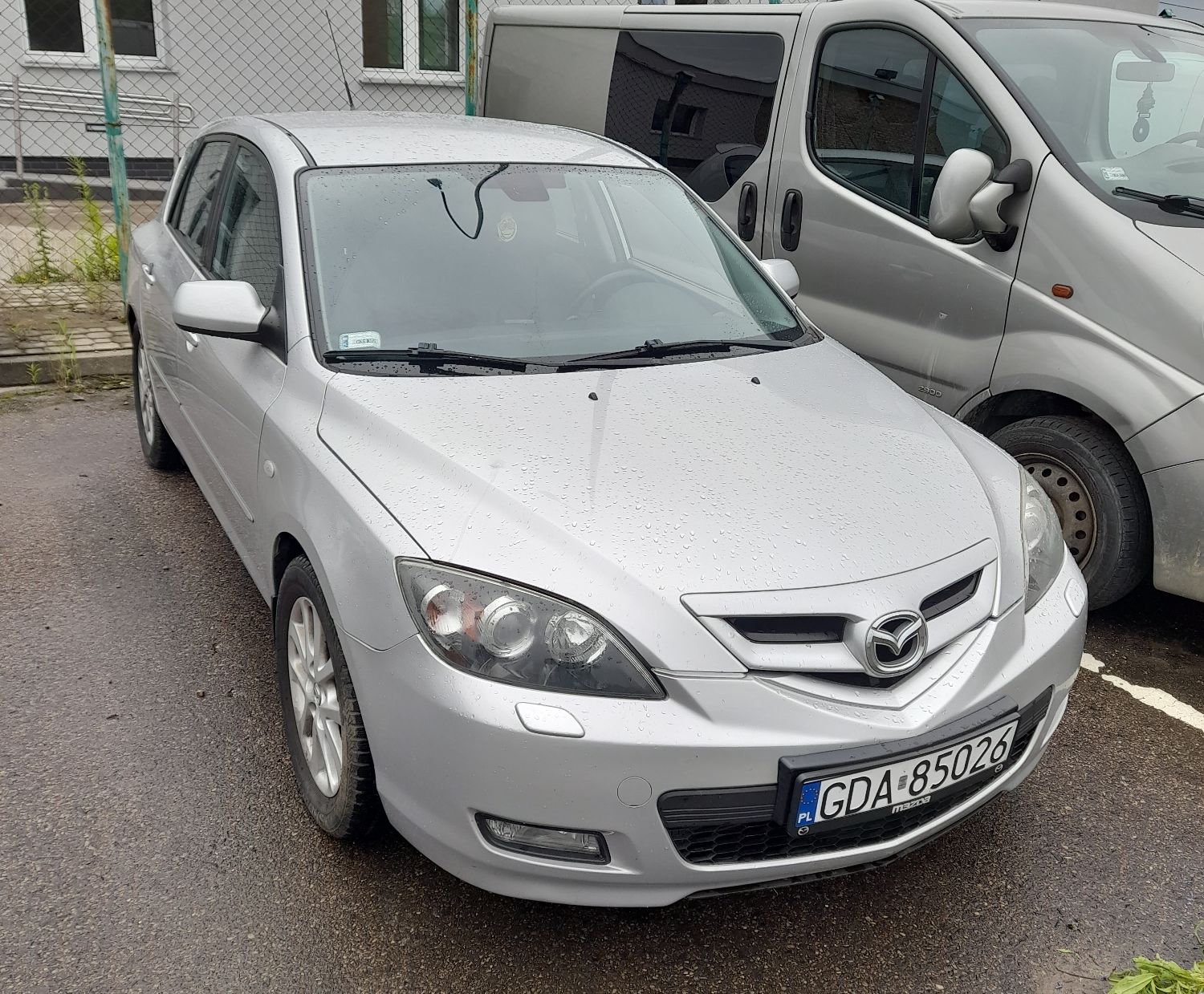 Przód samochodu z lewej strony