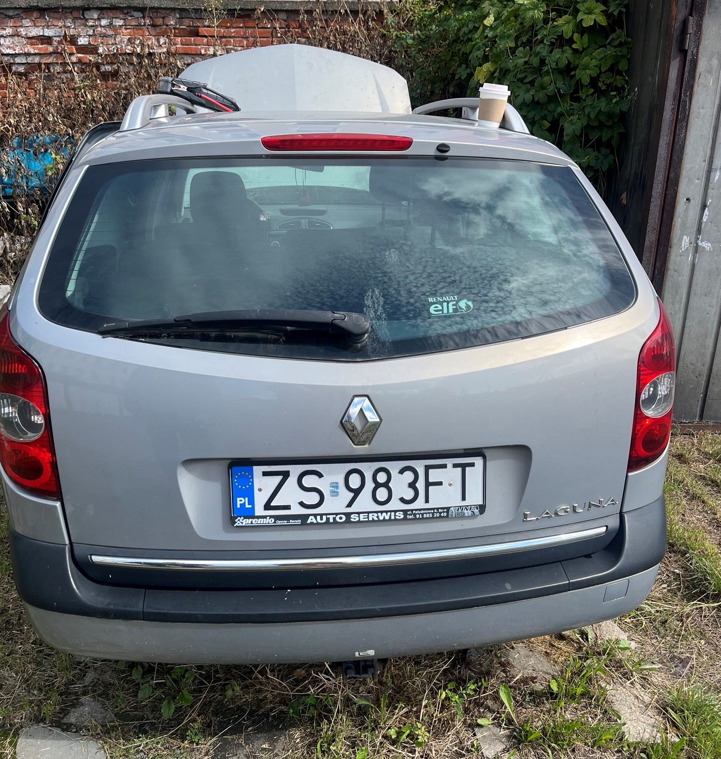 Tył srebrnego samochodu kombi Renault Laguna II, wersja po liftingu.