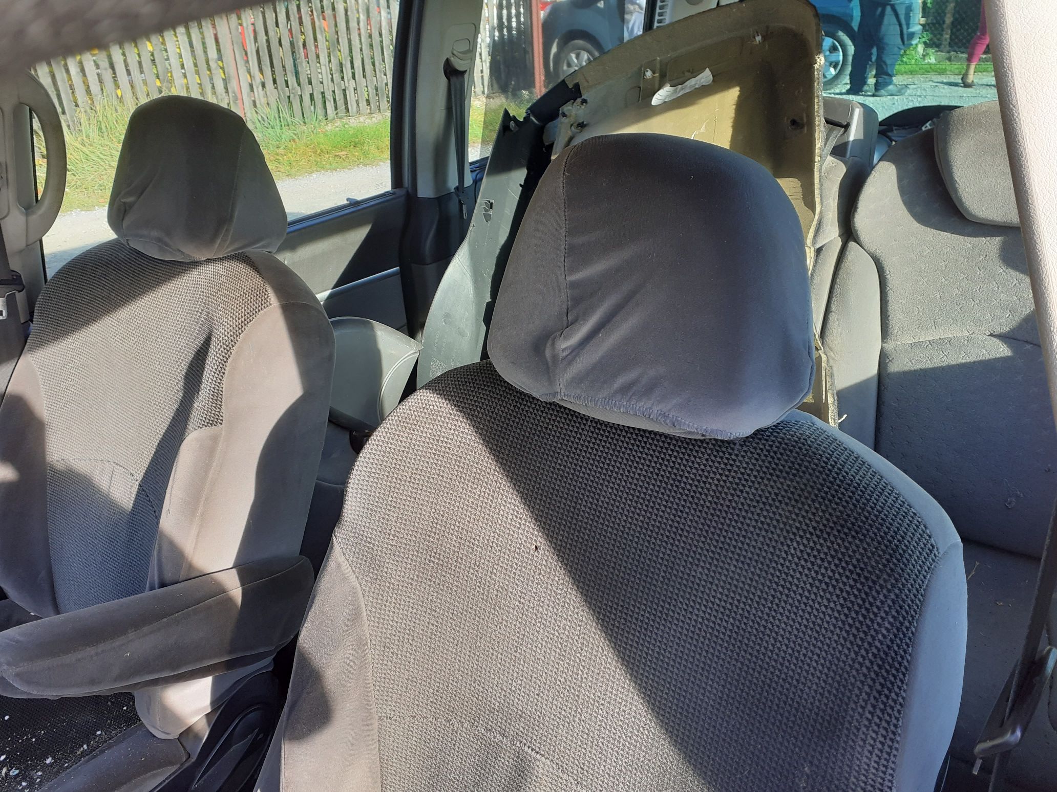 Wnętrze srebrnego samochodu osobowego Peugeot typu minivan.