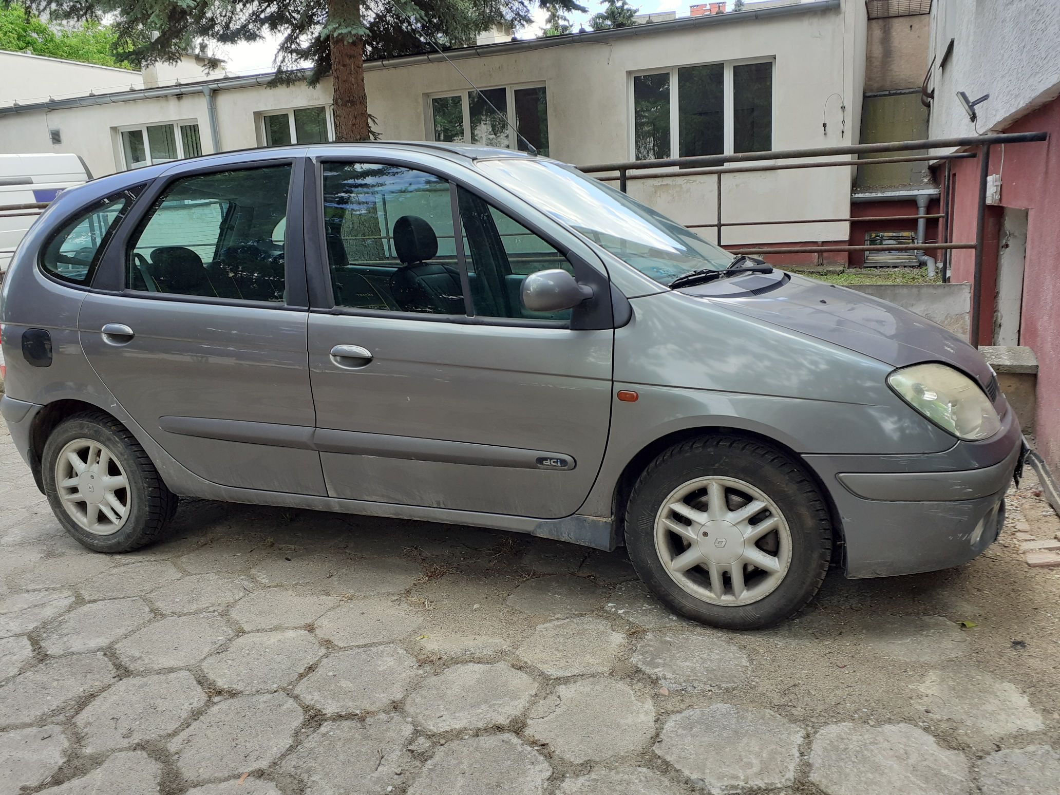 Szary samochód Renault Scenic pierwszej generacji, srebrne alufelgi.