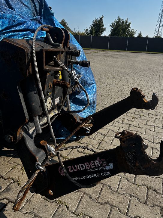 Czarny przedni podnośnik TUZ marki Zuidberg z ramionami hydraulicznymi i wałkiem wałkiem odbioru mocy