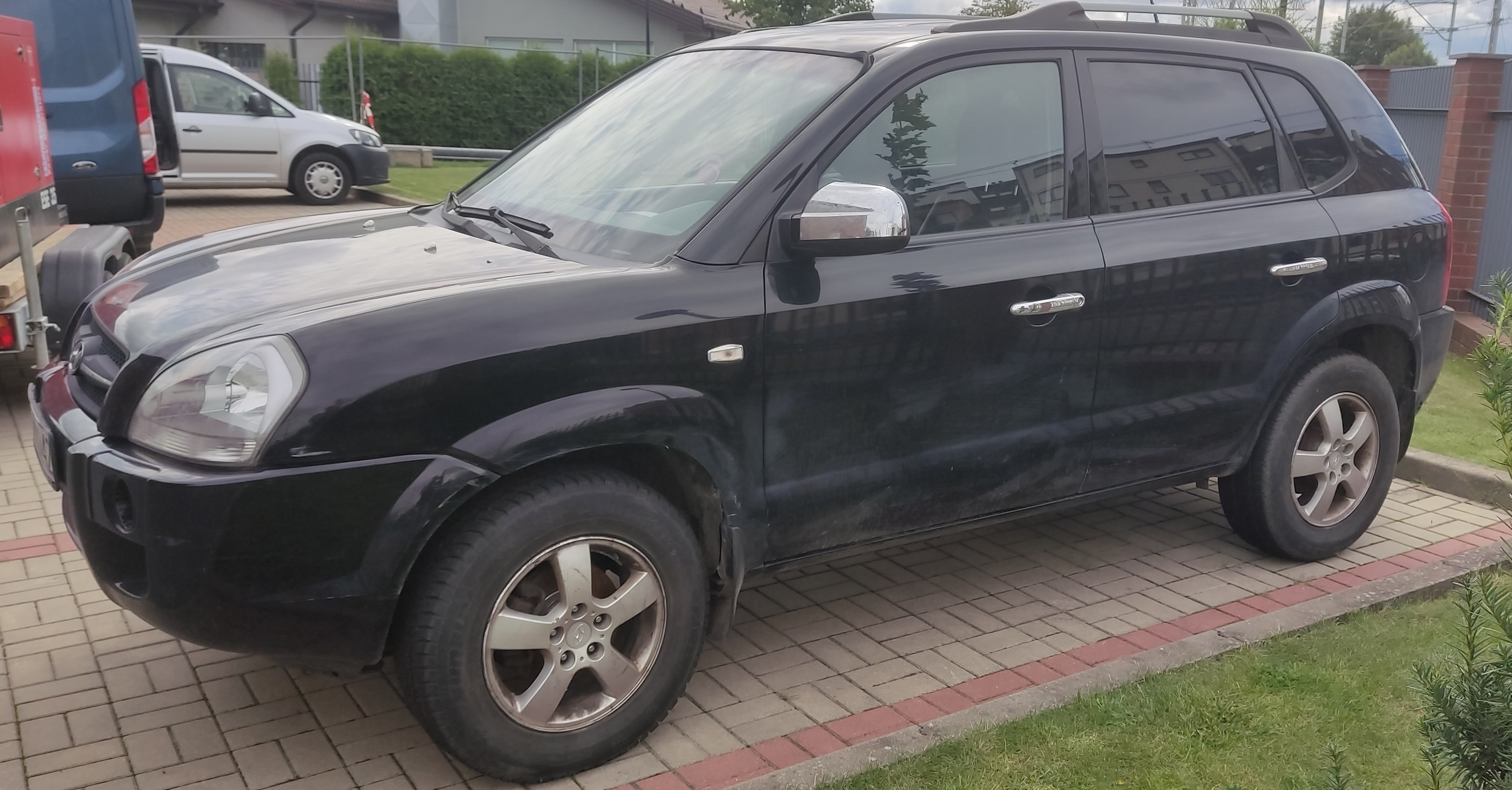 Czarny SUV marki Hyundai widoczny z profilu