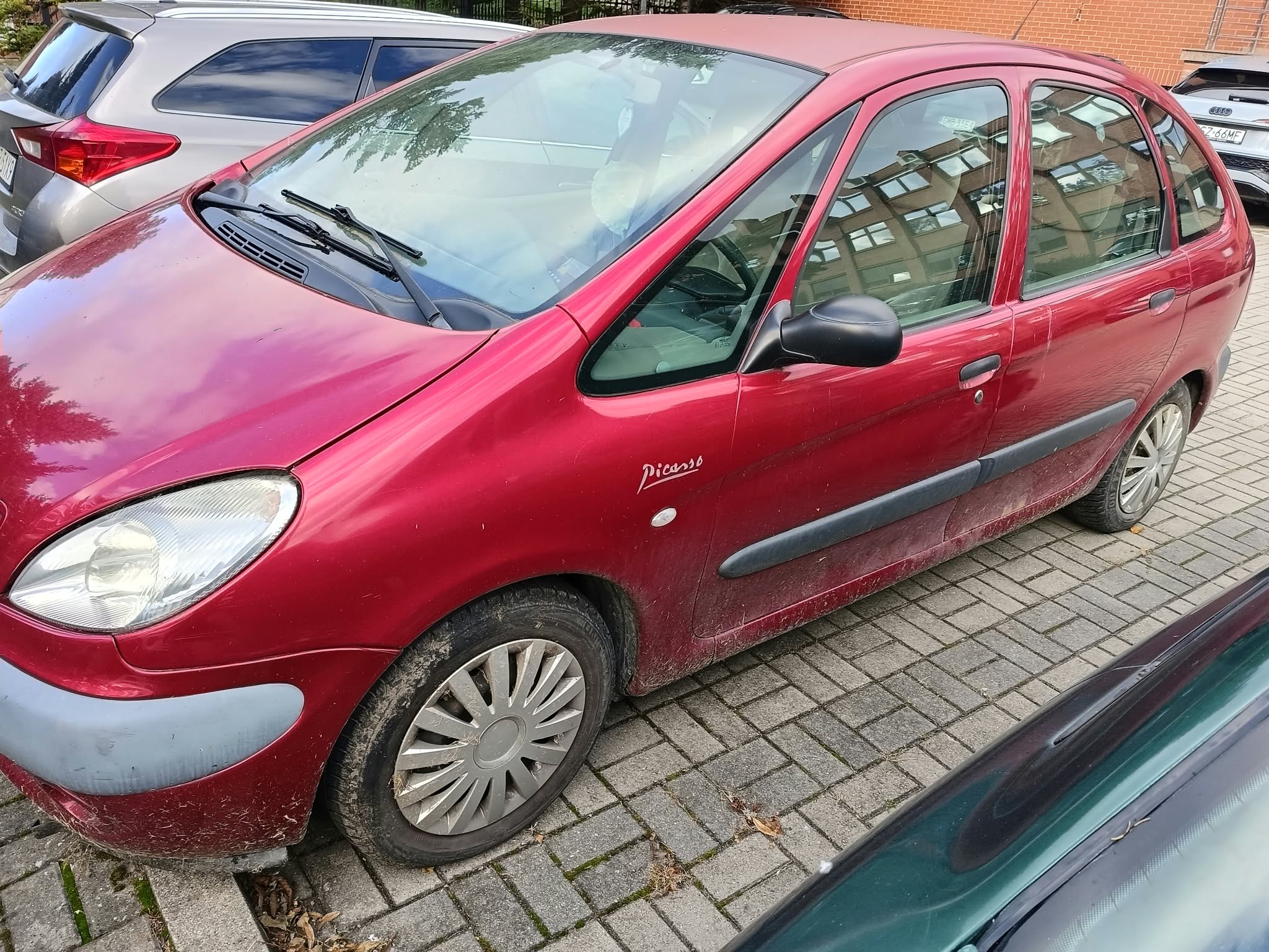 WIDOCZNY LEWY BOK POJAZDU, PRZEDNIA SZYBA, KOŁA, LEWE PRZENIE I TYLNE DRZWI, SZYBY BOCZNE 